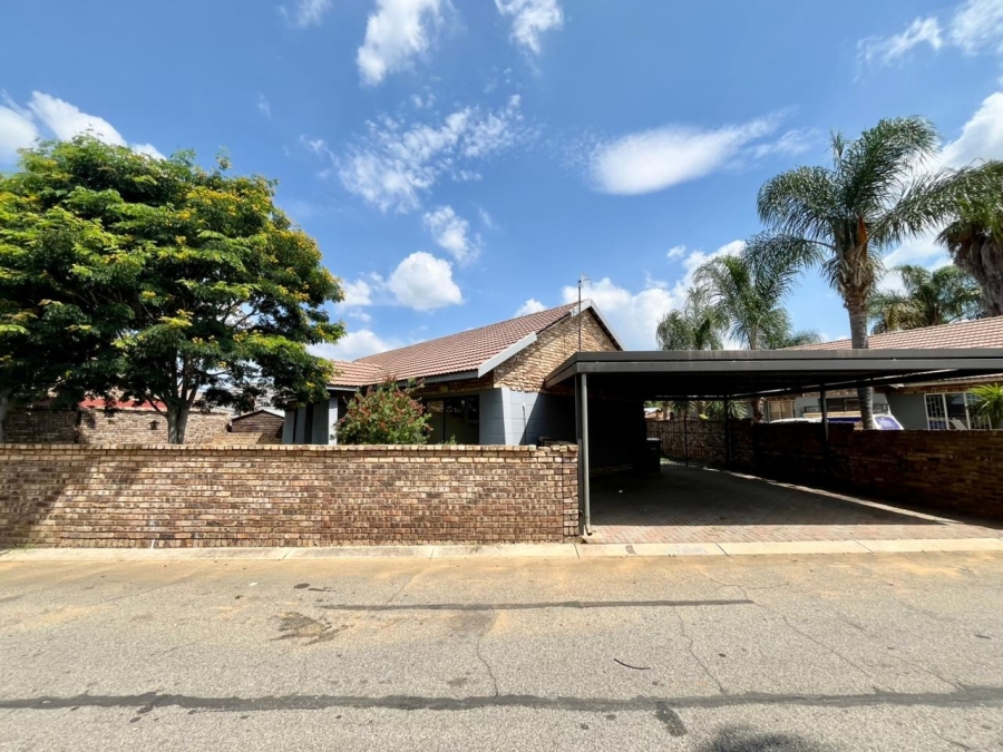 To Let 4 Bedroom Property for Rent in Waterval East North West